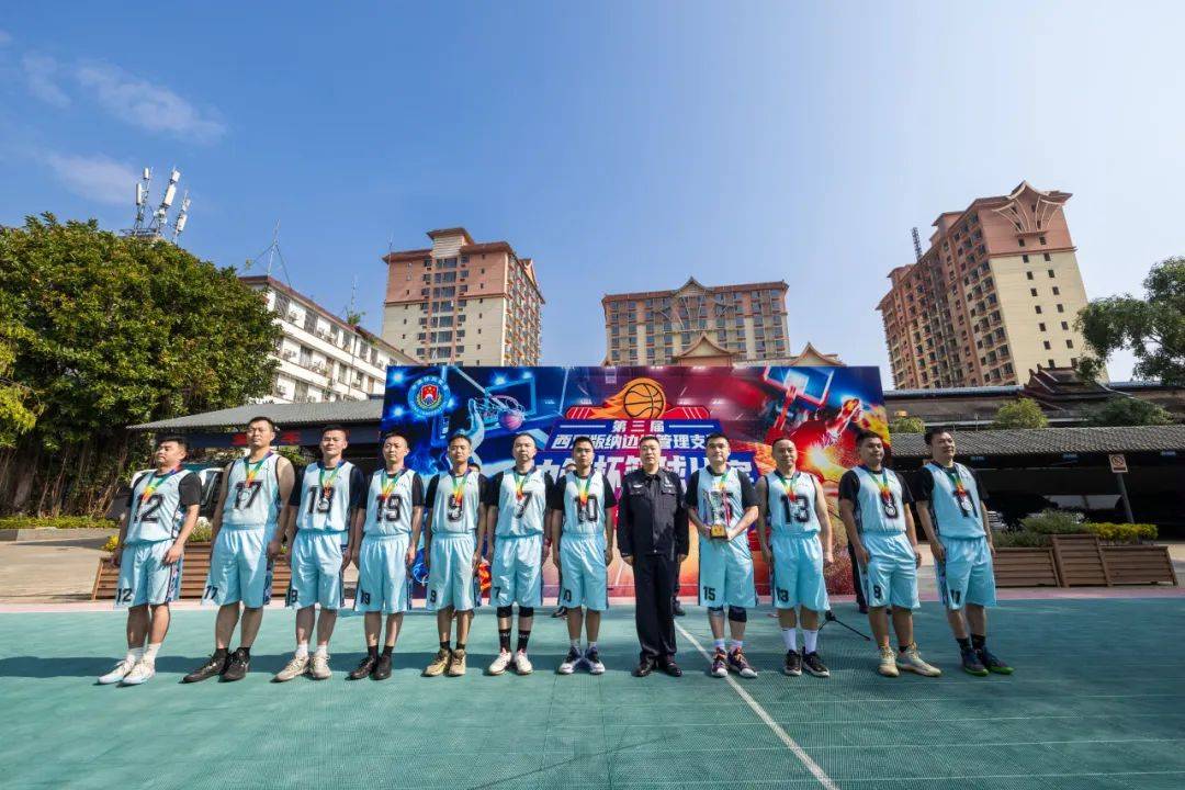 华体会官网首页-国际篮球大赛结束，球队捧杯欢呼，夺冠惊喜